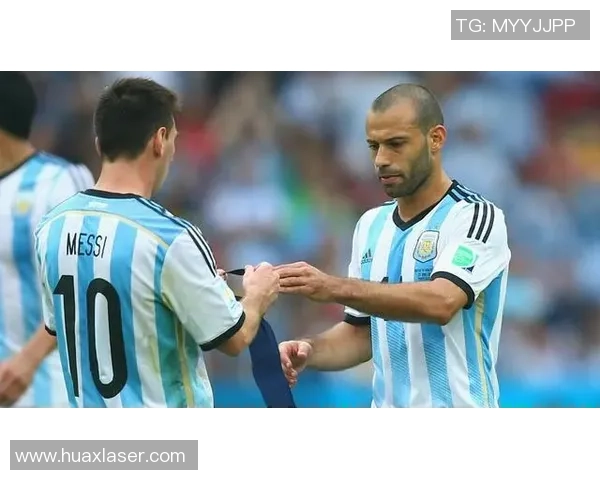 足球明星的奢华生活与节俭理财之间的真实对比探讨 足球明星的奢华生活与节俭理财之间的真实对比探讨